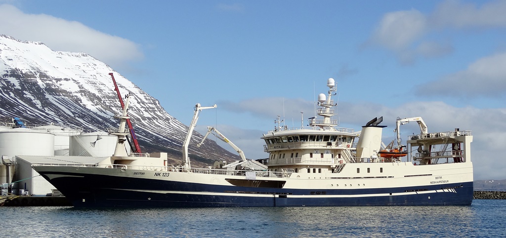 Beitir NK kom með 2.800 tonn af kolmunna til Neskaupstaðar í gærkvöldi. Ljósm. Smári Geirsson