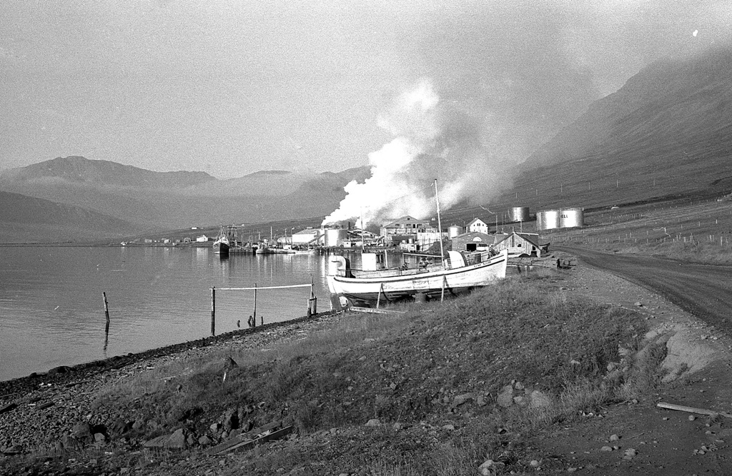 Sumarið 1968 lá ekki mikið á að gera síldartunnurnar klárar til söltunar. Ljósm. Garðar Sveinn Árnason